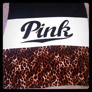 (SOLD) VS PINK leopard sherpa blanket ✨